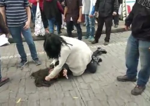 #Videos: Acusan a seguidores de Carlos Manzo de golpear a mujer