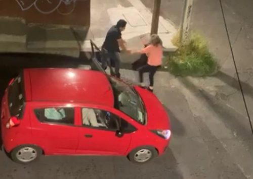 #Video: Vecinos graban robo de auto con violencia en Morelia